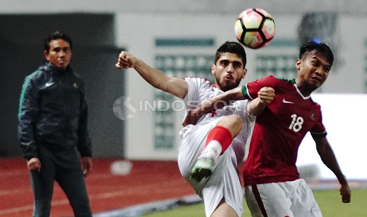 Muhammad Hargianto (kanan) tenagh adu bodi dengan pemain Suriah U-23. Herry Ibrahim/INDOSPORT Copyright: Herry Ibrahim/INDOSPORT