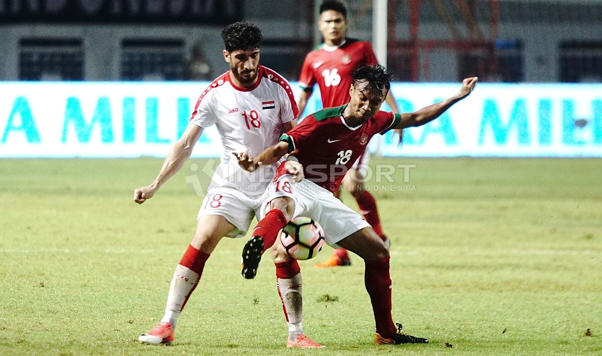 Muhammad Hargianto (kanan) tengah berusaha mengahalau pemain Suriah U-23. Herry Ibrahim/INDOSPORT