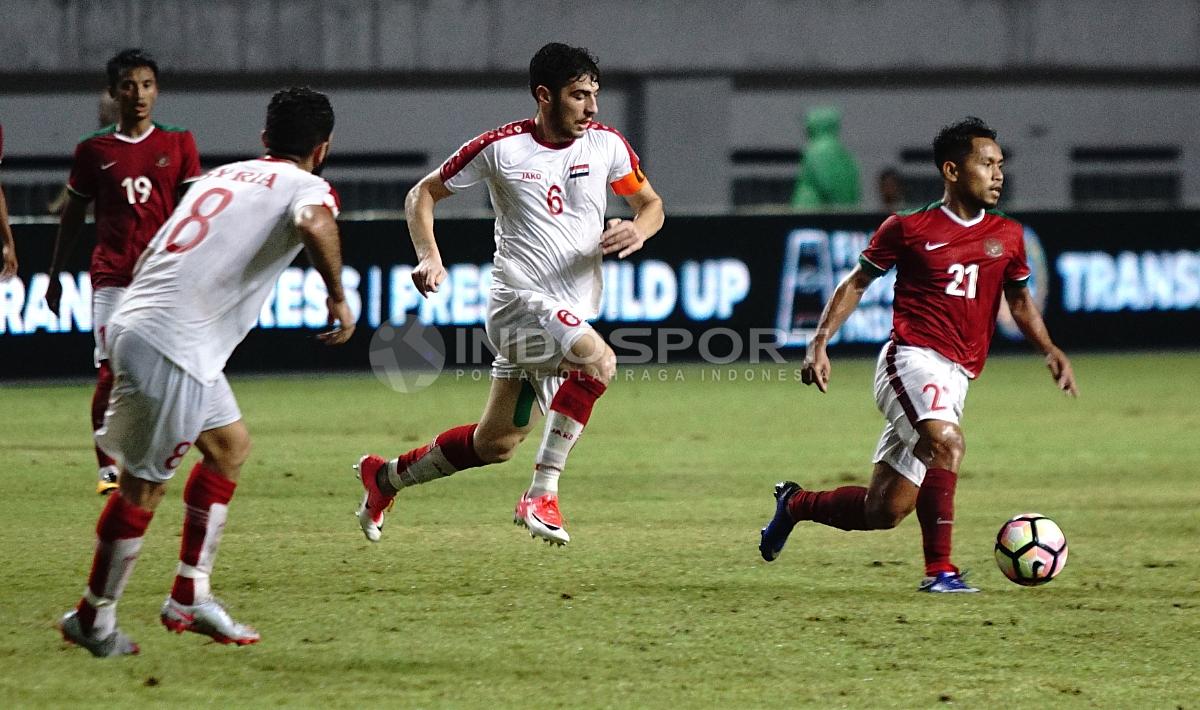 Andik Vermansyah membawa bola dari kepungan pemain Suriah. Herry Ibrahim/INDOSPORT Copyright: Herry Ibrahim/INDOSPORT