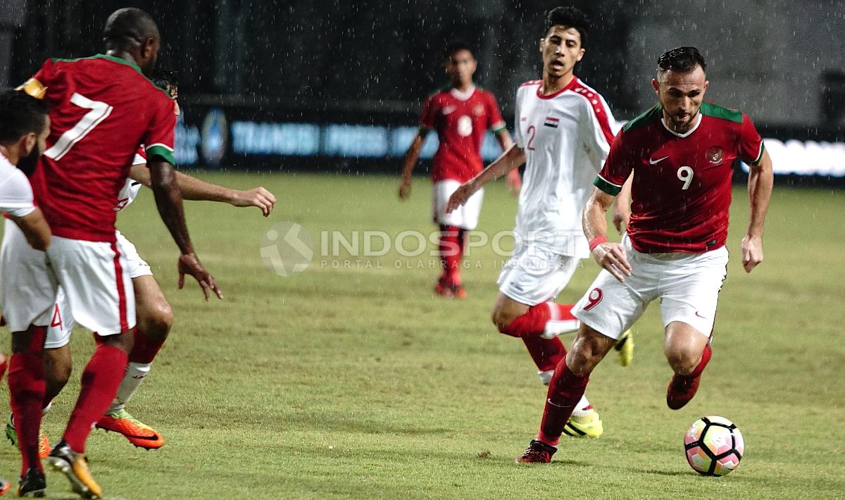 Ilija Spasojevic membawa bola ke arah gawang Suriah. Herry Ibrahim/INDOSPORT Copyright: Herry Ibrahim/INDOSPORT