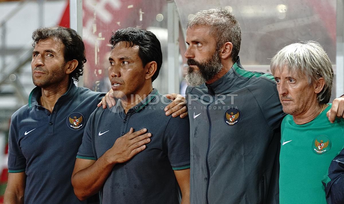 Luis Milla dan jajarannya saat mengheningkan cipta. Herry Ibrahim/INDOSPORT