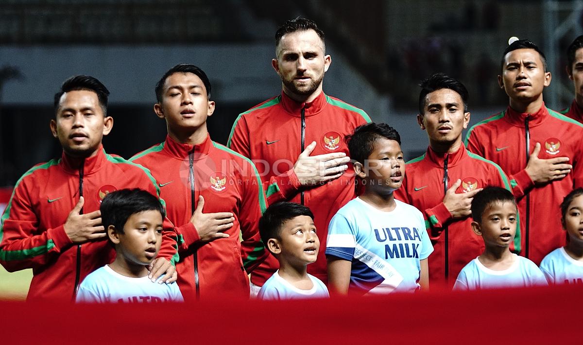 Pemain Timnas Indonesia saat menyanyikan lagu Indonesia Raya. Herry Ibrahim/INDOSPORT