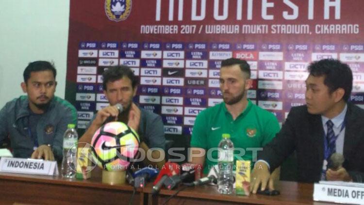 Konferensi pers Luis Milla dan Ilija Spasojevic usai laga uji coba melawan Suriah U-23 Copyright: INDOSPORT/Petrus Manus DaYerrimon