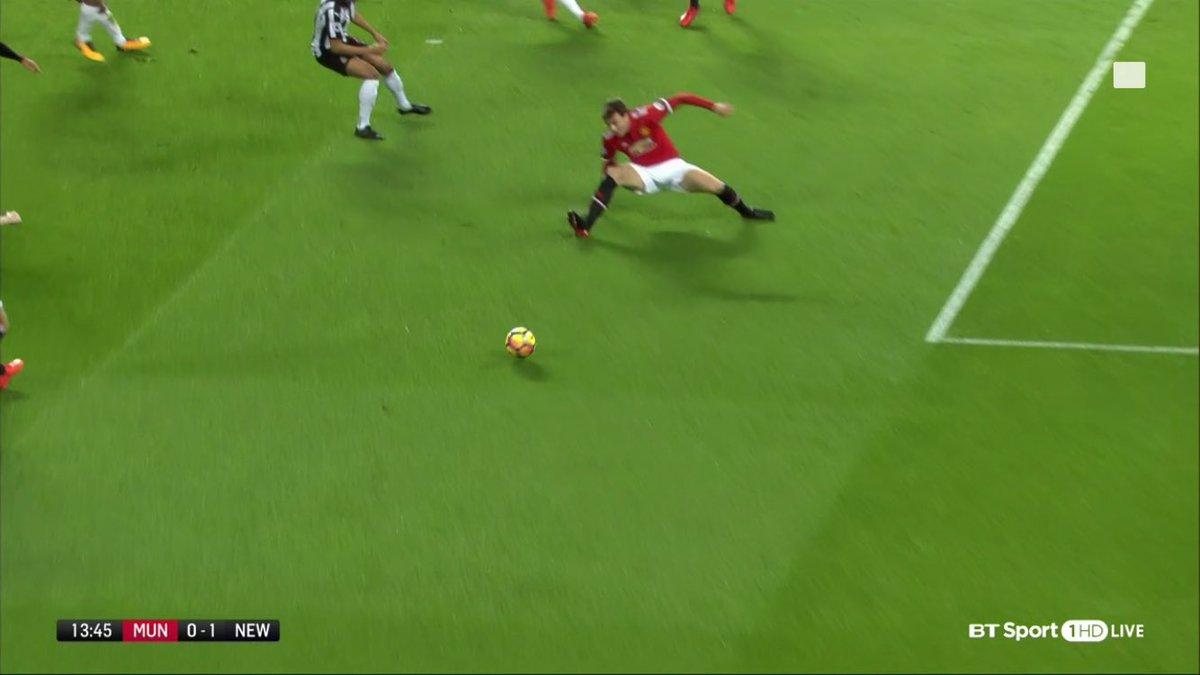 Victor Lindelof terpeleset yang berujung gol untuk Newcastle United. Copyright: BT Sports