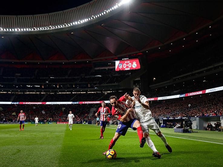 Karim Benzema belum mampu menaklukkan Diego Godin. Copyright: Getty Images