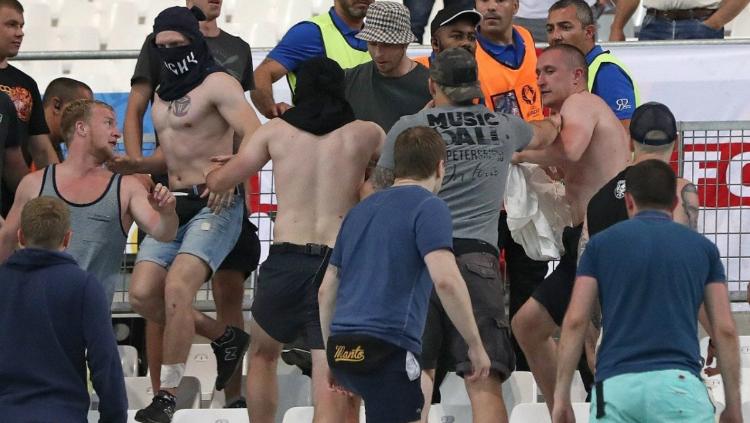 Russia Ultras berselisih dengan fans Inggris saat Euro 2016 lalu. Copyright: Internet