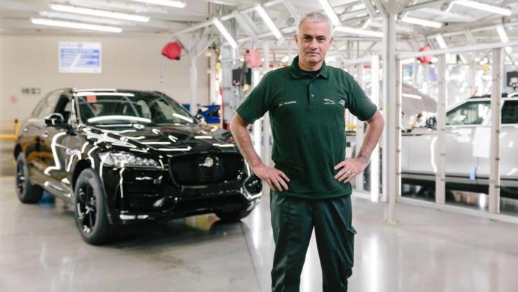 Jose Mourinho berpose di depan mobil baru. Copyright: Jaguar