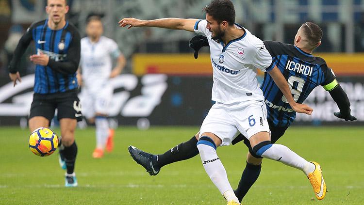 Aksi Mauro Icardi sempat ditahan pemain belakang Atalanta di babak pertama. Copyright: Getty Images