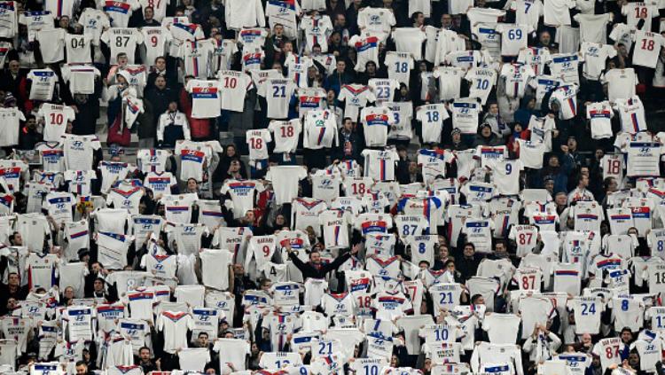 Para fans Lyon berikan dukungan untuk Nabil Fekir. Copyright: INDOSPORT