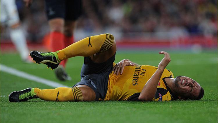 Santi Cazorla mengerang kesakitan saat alami cedera di partai Liga Champions. Copyright: internet