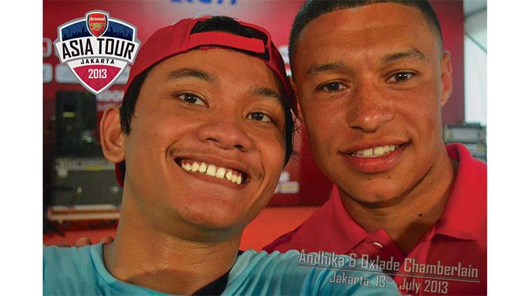 Andika Aryandi (kiri) bersama Alex Oxlade-Chamberlain Copyright: Twitter@andikarynd