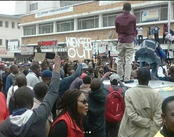 Poster Wenger Out di demo Presiden Zimbabwe Copyright: internet