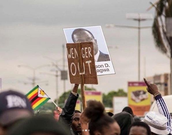 Poster Wenger Out di demo Presiden Zimbabwe Copyright: internet