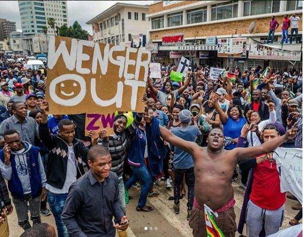 Poster Wenger Out di demo Presiden Zimbabwe Copyright: internet