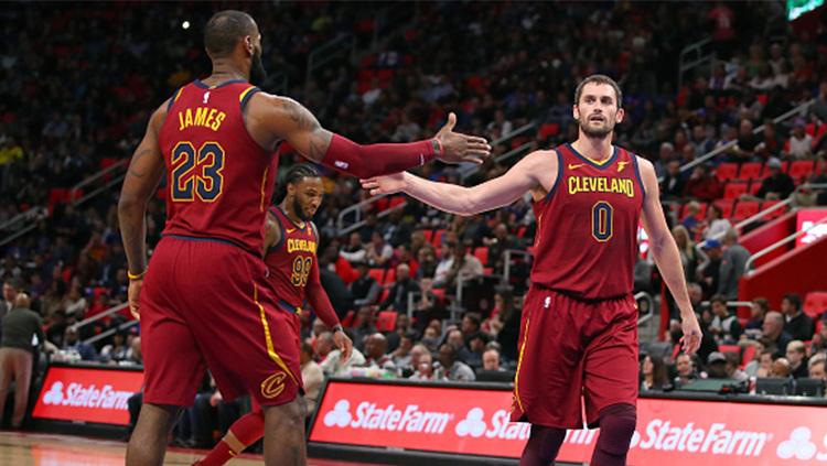 LeBron James dan Kevin Love berselebrasi. - INDOSPORT