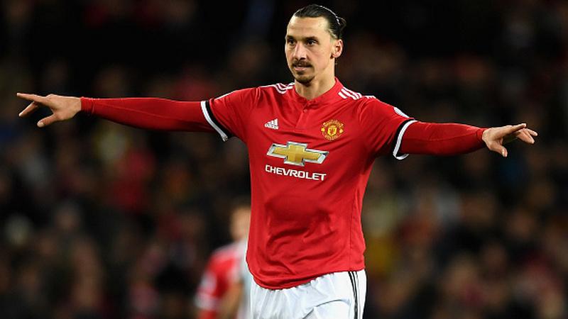 Zlatan Ibrahimovic memberikan instruksi kepada para pemainnya. Copyright: INDOSPORT