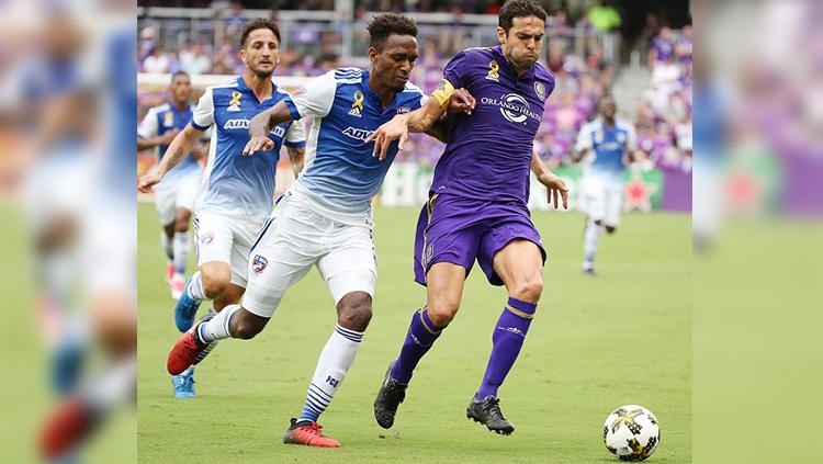 Atiba Harris (kiri) dan Ricardo Kaka (kanan).