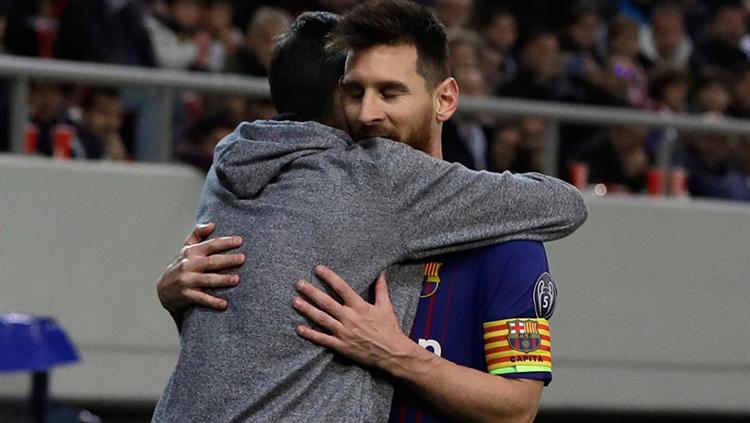 Lionel Messi dipeluk fans di tengah pertandingan antara Olympiakos kontra Barcelona. Copyright: AP