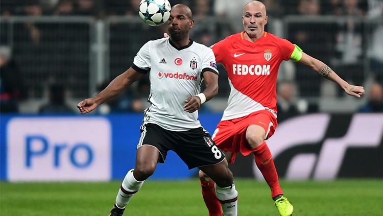 Ryan Babel, andalan Besiktas saat melawan Monaco. Copyright: GI