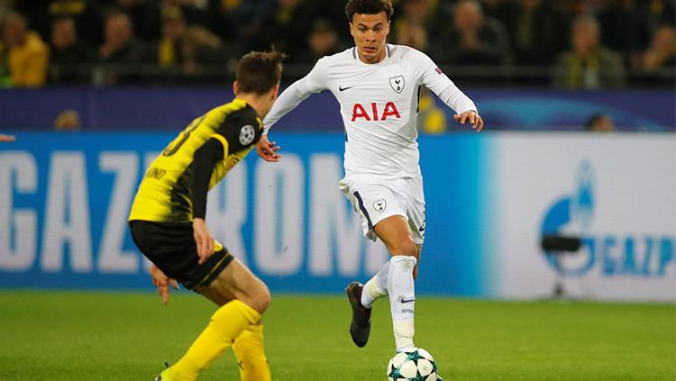 Aksi Dele Alli saat akan melewati adangan pemain Dortmund.