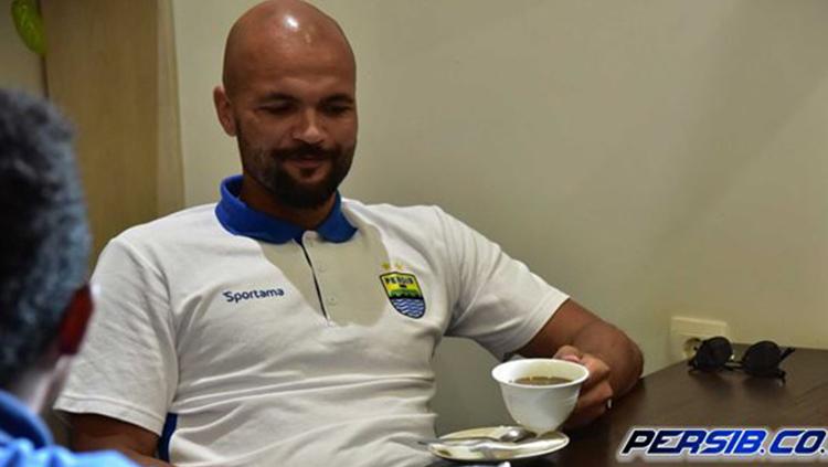 Sergio van Dijk mengaku jatuh hati dengan minuman bandrek. Copyright: Persib.co.id