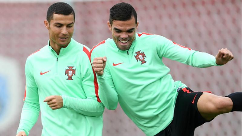 Ronaldo dan Pepe saat latihan di Timnas Portugal.