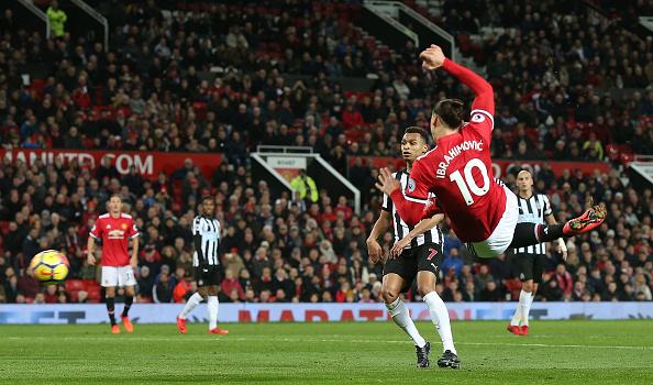 Zlatan Ibrahimovic tandai debut di laga melawan Newcastle dengan tendangan akrobatik. Copyright: INDOSPORT