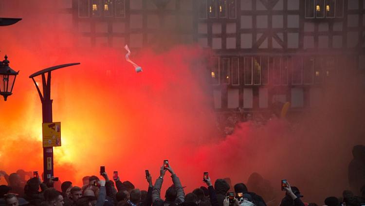 Flare dari suporter Feyenoord. Copyright: dailymail.co.uk