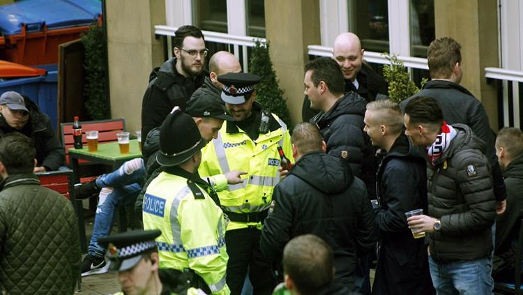Polisi saat mengecek situasi terjadinya petasan dan flare. Copyright: dailymail.co.uk