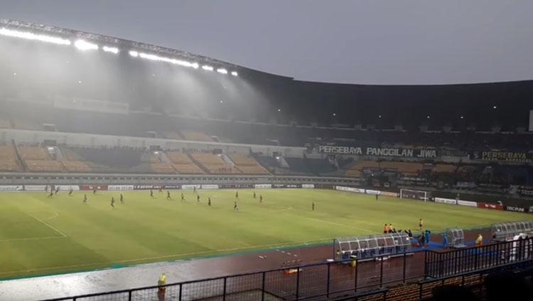 Suasana Persebaya vs PSMP di Stadion GBLA, Bandung. Copyright: Istimewa
