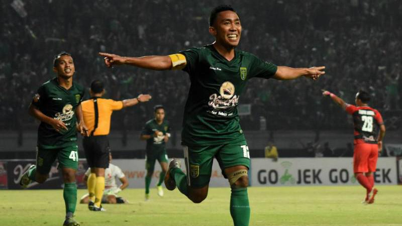 Gelandang Persebaya, Rendi Irawan, merayakan gol yang ia cetak pada malam hari. Copyright: ngopibarengid