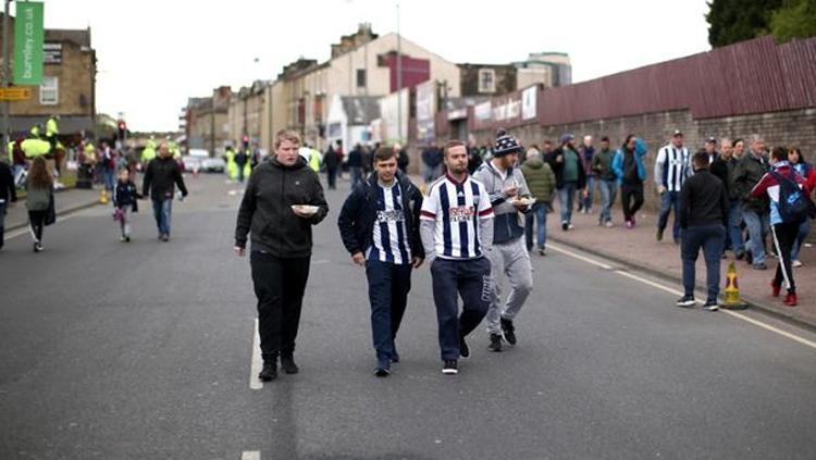 Suporter Burnley tengah berjalan. Copyright: mirror.co.uk