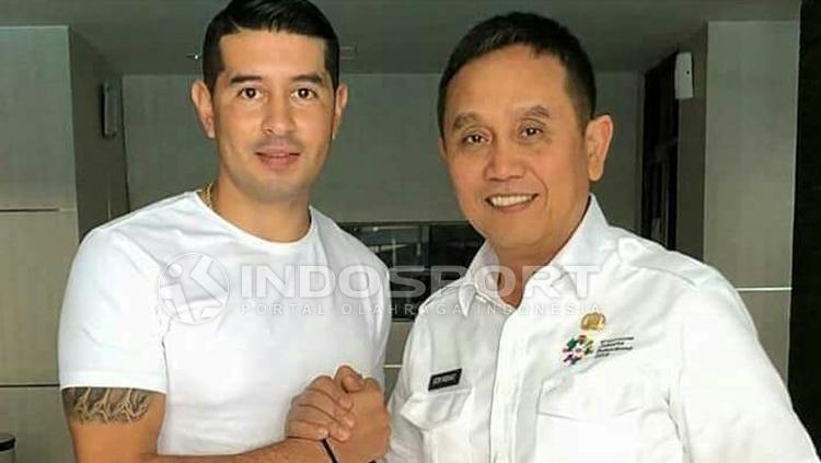 Manajer Sriwijaya FC, Ucok Hidayat (kanan) berjabat tangan dengan Esteban Vizcarra. Copyright: Muhammad Effendi/INDOSPORT