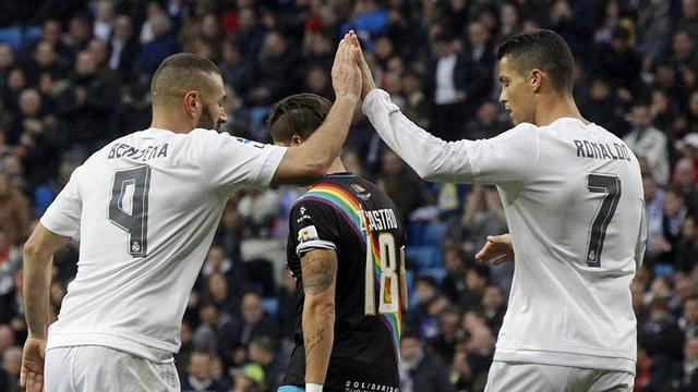 Benzema dan Ronaldo cetak brace ke gawang APOEL. Copyright: -