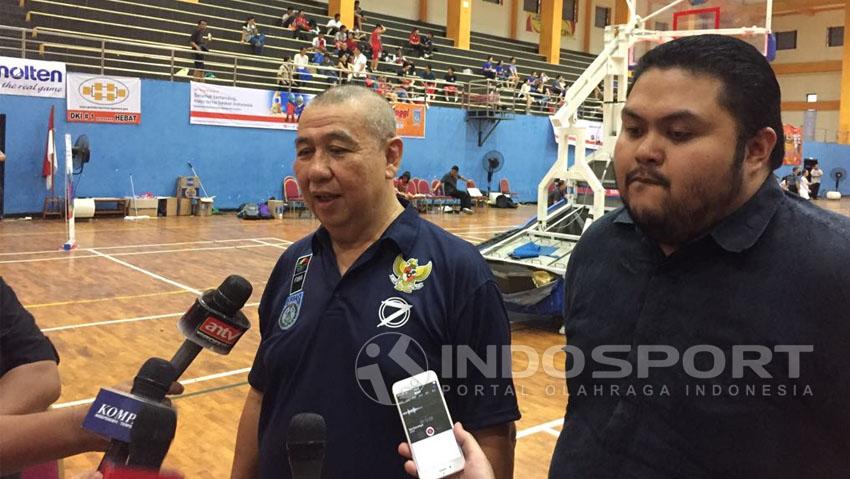 Ketum PB Perbasi, Danny Kosasih dengan Kabid Hukum PB Perbasi, George Fernando Dendeng gelar konferensi pers terkait match fixing IBL. Copyright: Muhammad Adi Yahya/Indosport.com