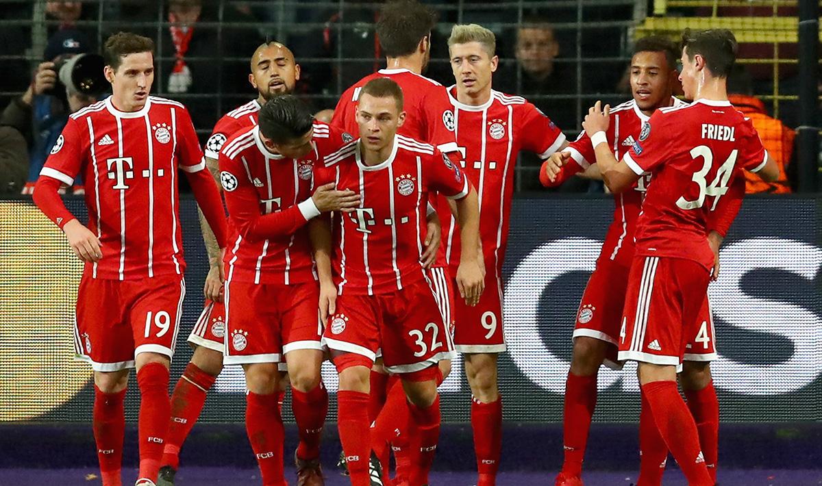 Para pemain Bayern Munchen usai melakukan selebrasi. Copyright: INDOSPORT