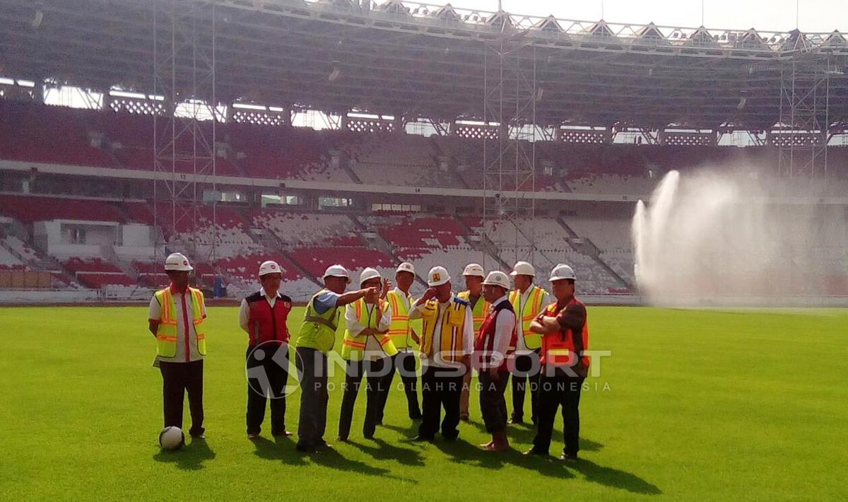 Menteri keuangan, Sri Mulyani mengunjungi komplek Stadion Utama Gelora Bungkarno. Copyright: Muhammad Adiyaksa/INDOSPORT