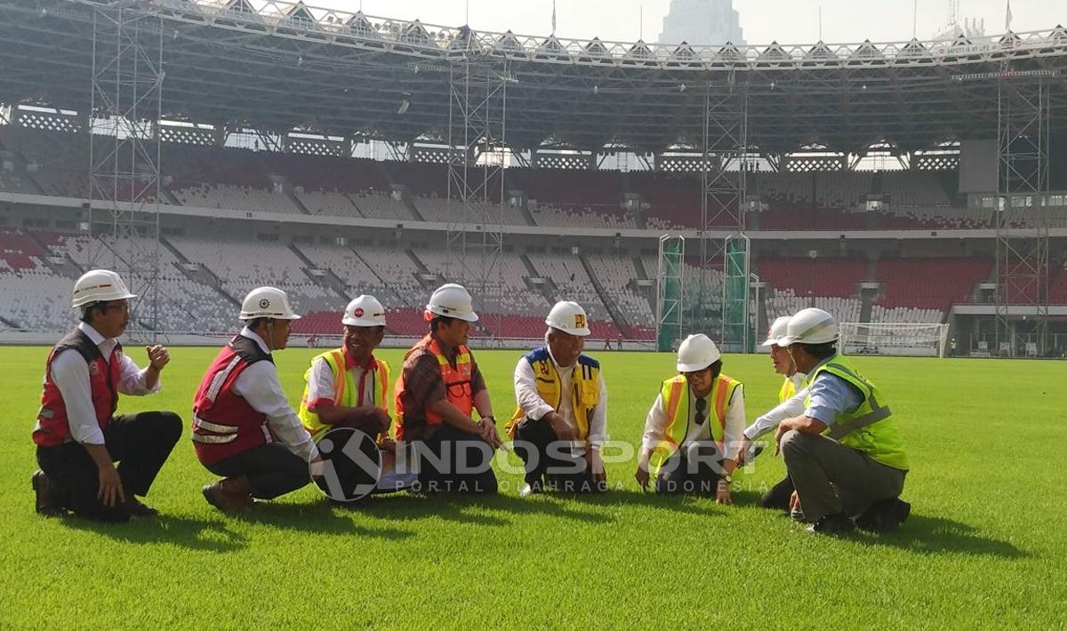 Menteri keuangan, Sri Mulyani mengunjungi komplek Stadion Utama Gelora Bungkarno. Copyright: Muhammad Adiyaksa/INDOSPORT