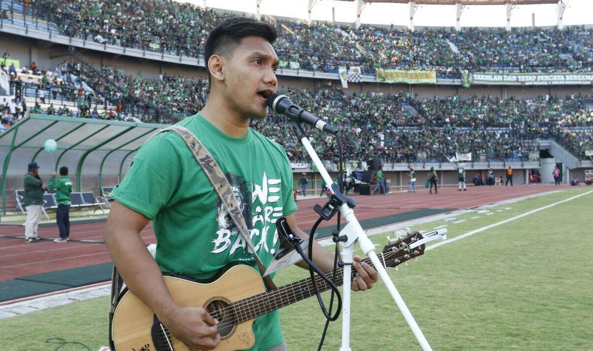 Domy Stupa penggiat cover lagu suporter. Copyright: Domy Stupa