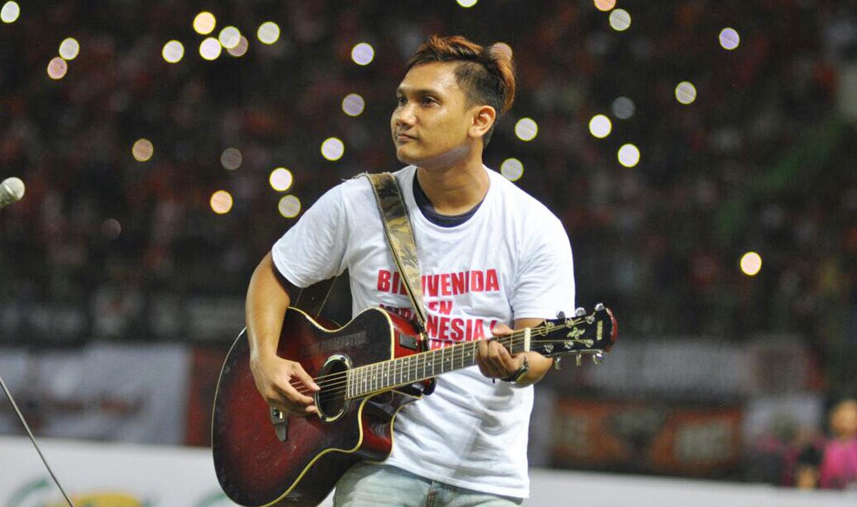 Domy Stupa penggiat cover lagu suporter. - INDOSPORT