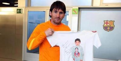 Lionel Messi menunjukkan kepeduliannya kepada anak berpenyakit langka. Copyright: Cipala Blogspot