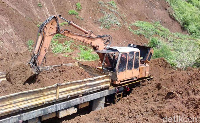 Longsor menimbun rel kereta Api Garut Copyright: detikCom