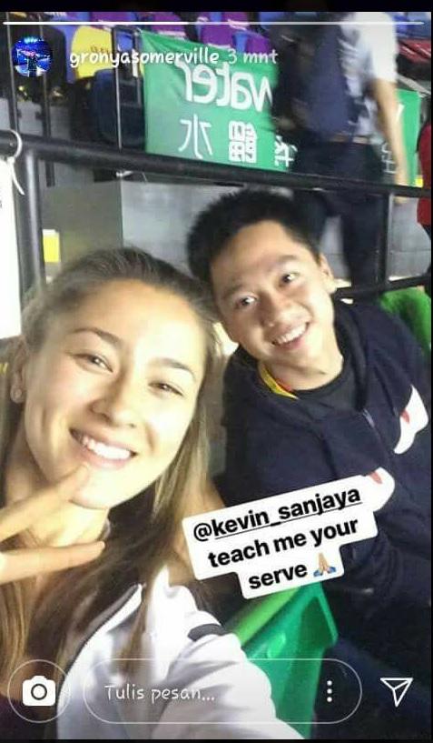 Gronya Somerville meminta Kevin untuk mengajarinya trik servis Copyright: Instagram.com/gronyasomerville