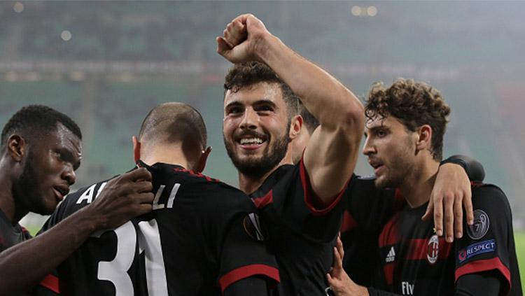 Pemain AC Milan melakukan selebrasi. Copyright: INDOSPORT