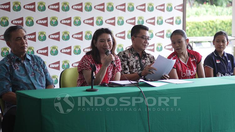 Susy Susanti saat memberikan pidato dalam jumpa pers. Copyright: Wildan Hamdani/INDOSPORT