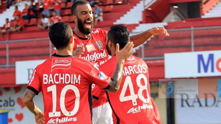 Selebrasi Sylvano Comvalius ke gawang Semen Padang. Copyright: liga-indonesia.id