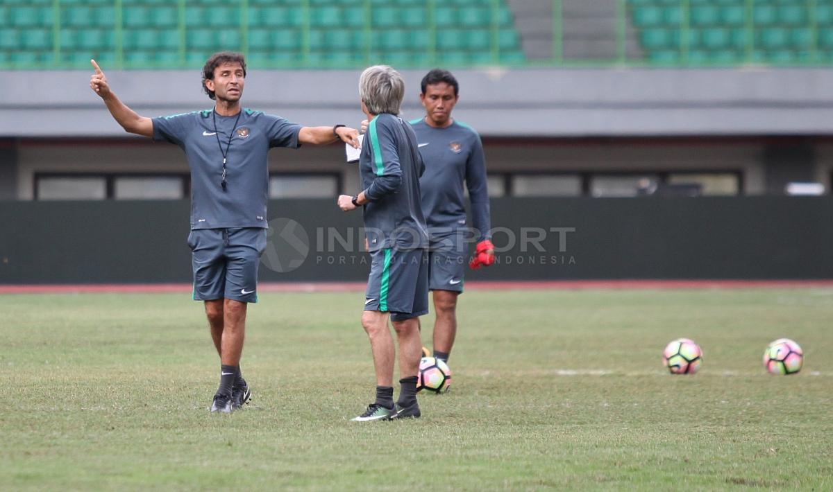 Pelatih Timnas Indonesia, Luis Milla (kiri) sedang berdiskusi dengan asistennya di sela-sela latihan.