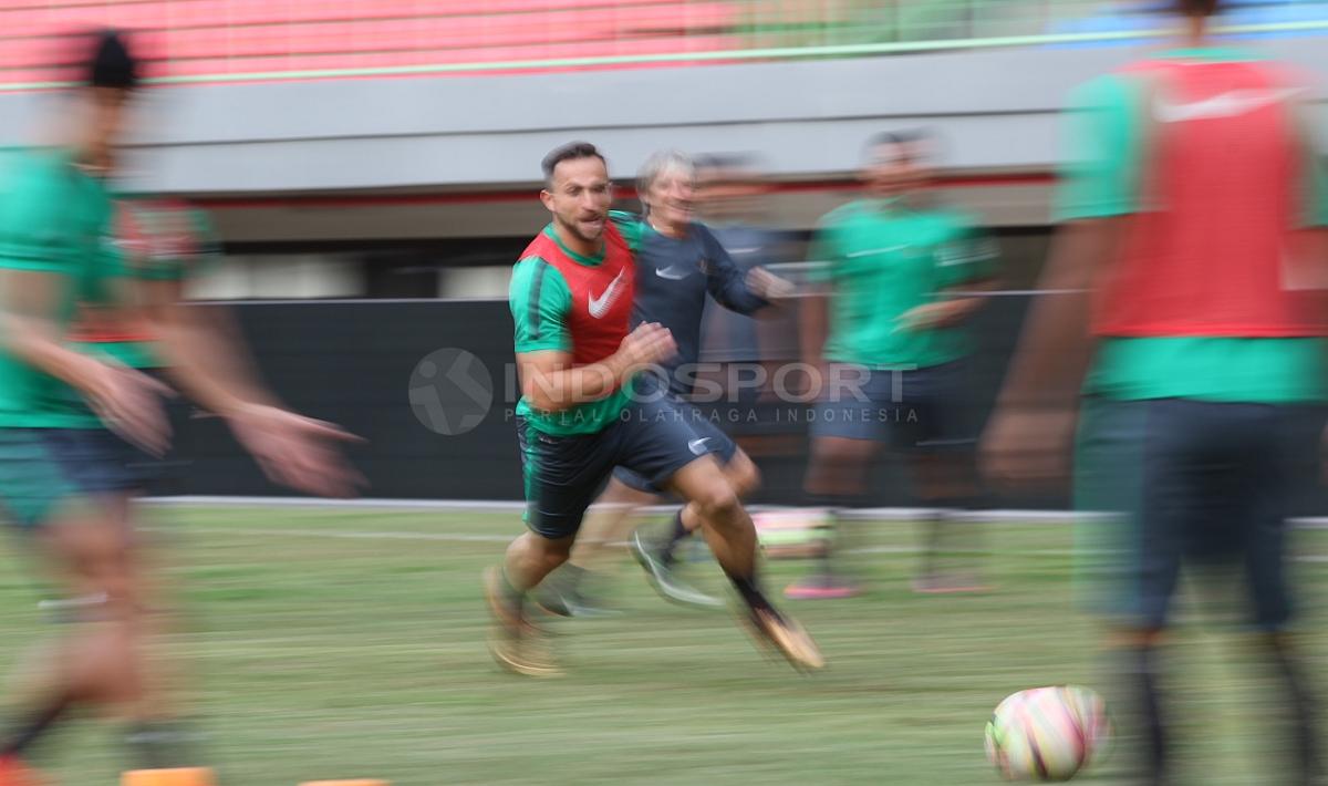 Striker Timnas Indonesia, Ilija Spasojevic (tengah) mengejar bola dalam latihan jelang melawan Guyana.