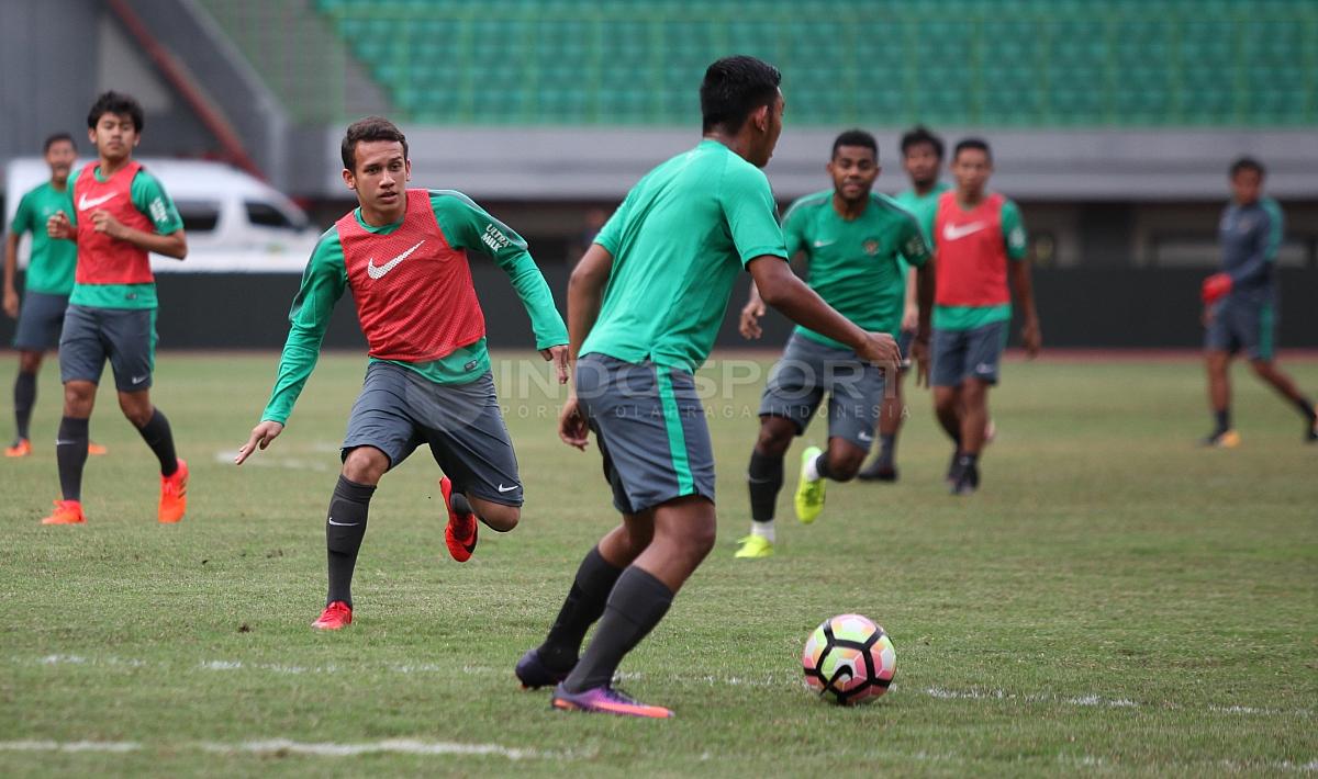 Egy Maulana Vikri (tengah) mencoba merebut bola dari rekannya. Copyright: Herry Ibrahim/INDOSPORT