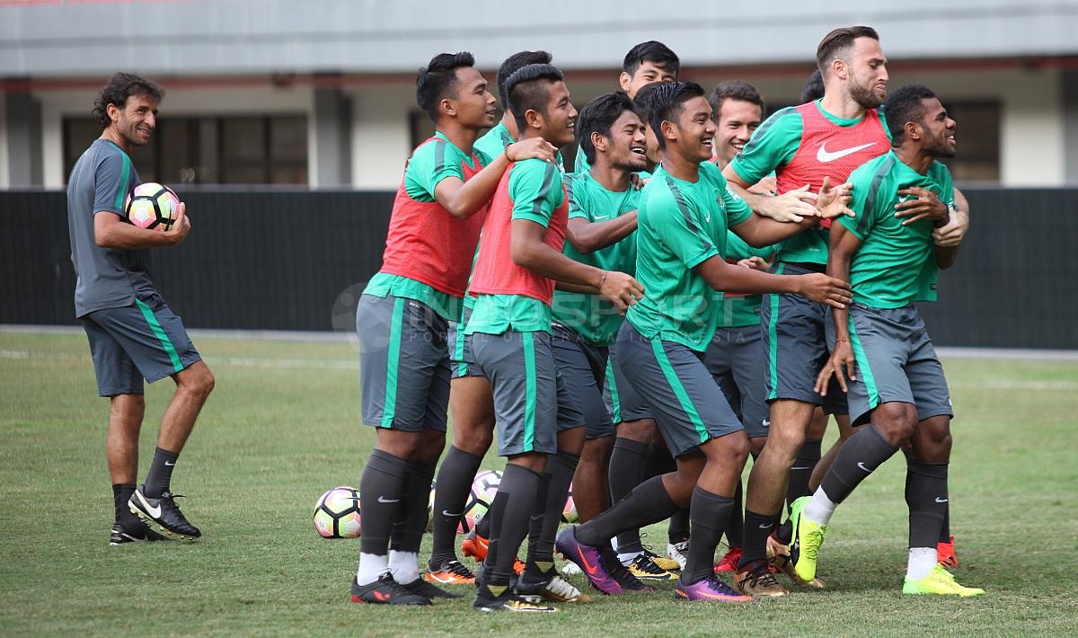 Keceriaan para pemain Timnas Indonesia dalam latihan jelang melawan Guyana.